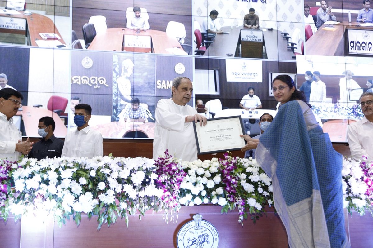 CGMSBIBhu's tweet photo. Hon’ble Chief Minister of Odisha felicitating CGM, SBI Bhubaneswar Circle as SBI was adjudged the Best performing bank in the state for maximum lending in MSME and Priority Sector for FY 2021-22. For championing the cause for women SHGs, three SBI branches were also felicitated. https://t.co/oXJyRDozYP