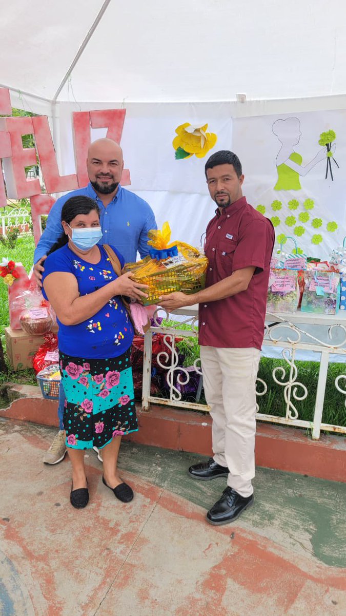 DrJuanRodrig's tweet photo. 💙👩‍👧‍👦 Gracias al Alcalde Julio Pereira por permitirme acompañarle en el festejo a las madres de Arambala. 

Fue un evento preparado con cariño para homenajear a esos seres que son luz y guía en nuestras vidas. https://t.co/jsKK2hv28J