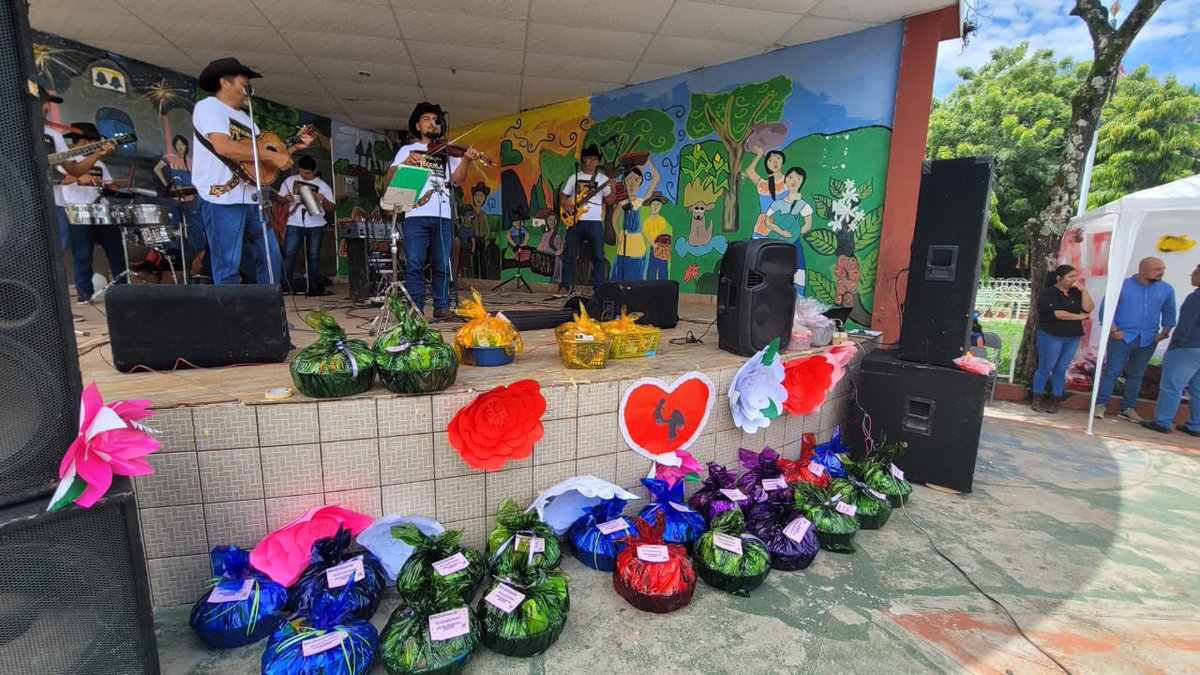 DrJuanRodrig's tweet photo. 💙👩‍👧‍👦 Gracias al Alcalde Julio Pereira por permitirme acompañarle en el festejo a las madres de Arambala. 

Fue un evento preparado con cariño para homenajear a esos seres que son luz y guía en nuestras vidas. https://t.co/jsKK2hv28J