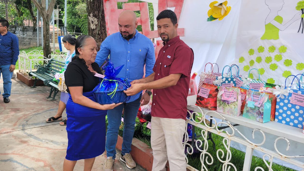 DrJuanRodrig's tweet photo. 💙👩‍👧‍👦 Gracias al Alcalde Julio Pereira por permitirme acompañarle en el festejo a las madres de Arambala. 

Fue un evento preparado con cariño para homenajear a esos seres que son luz y guía en nuestras vidas. https://t.co/jsKK2hv28J