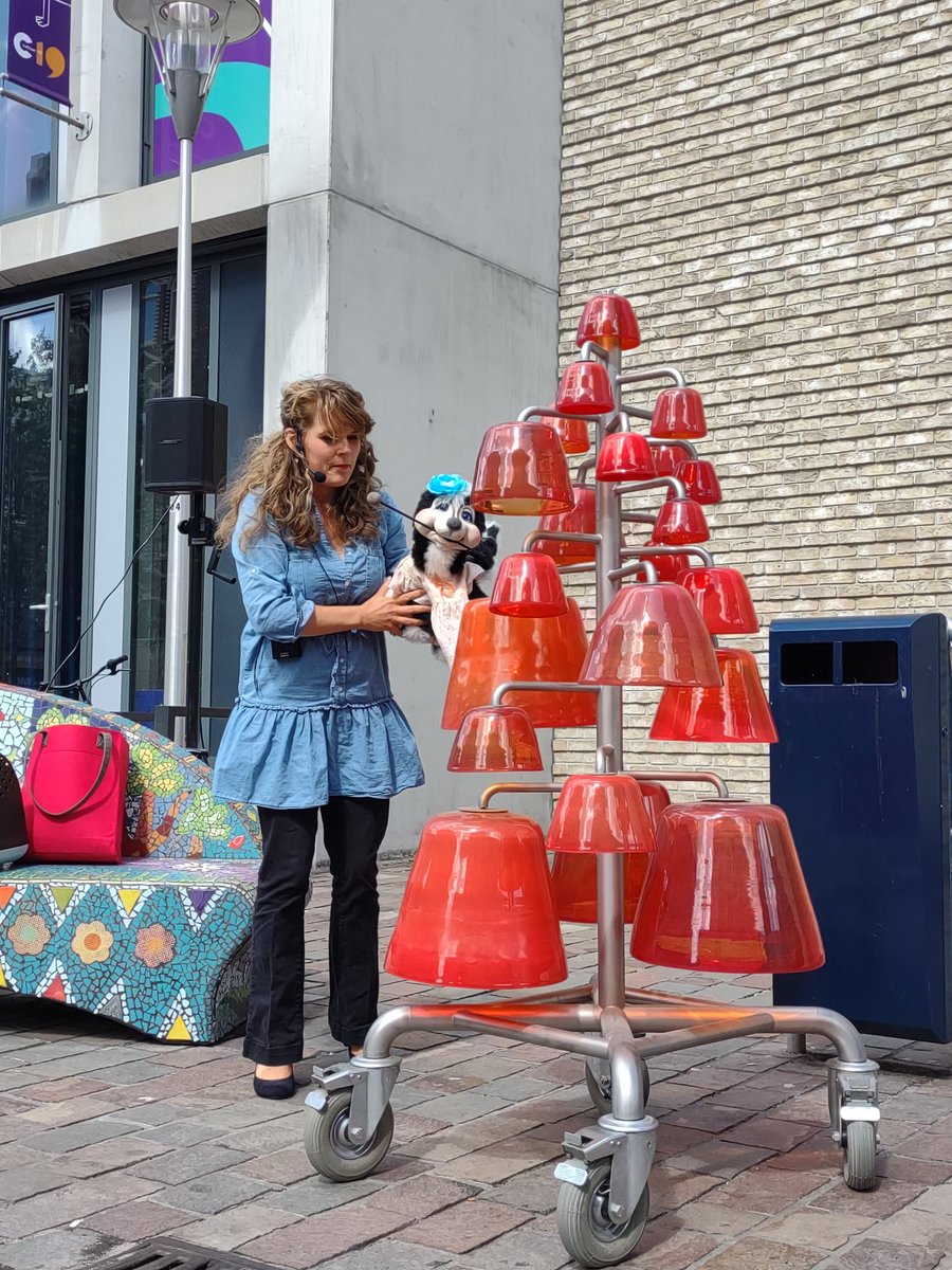 dezingendetoren's tweet photo. Geweldig leuke voorstelling vanochtend door buikspreekster Lydia Zwart met haar handpoppen Jip, Rosa en andere muzikale dieren. Schaterende kinderen in het publiek, heerlijk! https://t.co/83b9KkUIsQ