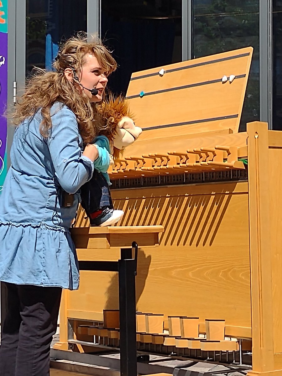 dezingendetoren's tweet photo. Geweldig leuke voorstelling vanochtend door buikspreekster Lydia Zwart met haar handpoppen Jip, Rosa en andere muzikale dieren. Schaterende kinderen in het publiek, heerlijk! https://t.co/83b9KkUIsQ