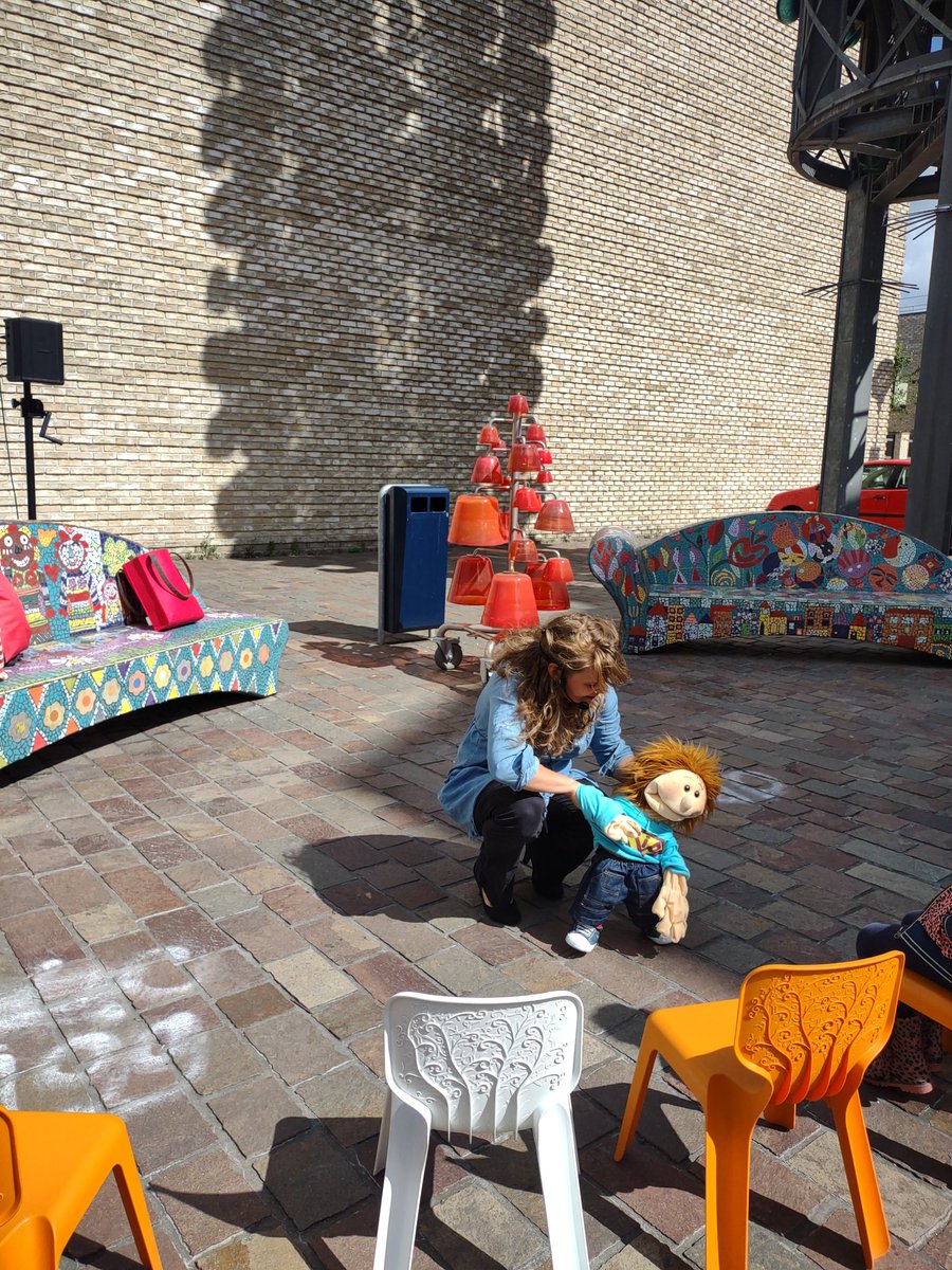 dezingendetoren's tweet photo. Geweldig leuke voorstelling vanochtend door buikspreekster Lydia Zwart met haar handpoppen Jip, Rosa en andere muzikale dieren. Schaterende kinderen in het publiek, heerlijk! https://t.co/83b9KkUIsQ