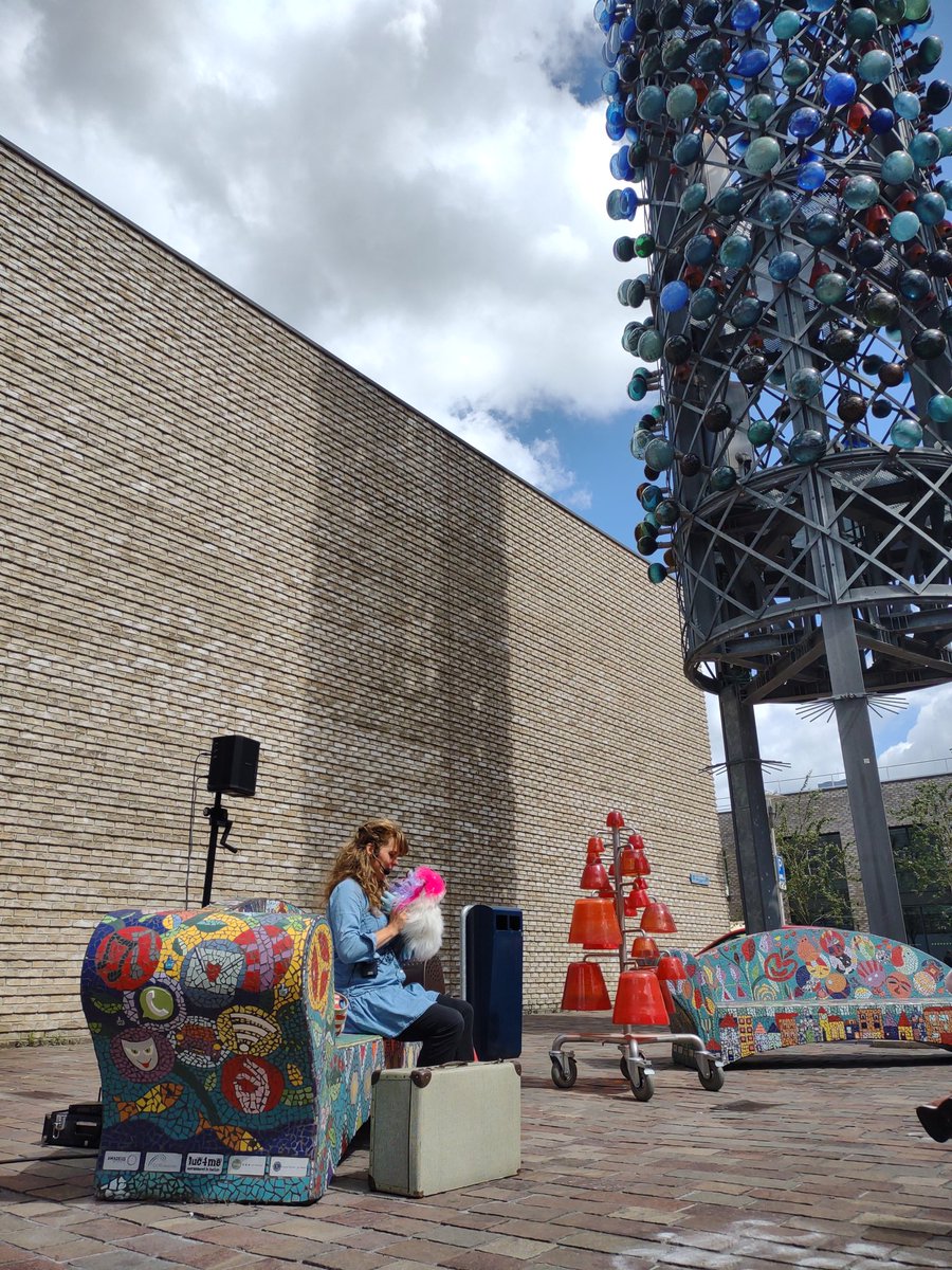 Geweldig leuke voorstelling vanochtend door buikspreekster Lydia Zwart met haar handpoppen Jip, Rosa en andere muzikale dieren. Schaterende kinderen in het publiek, heerlijk!