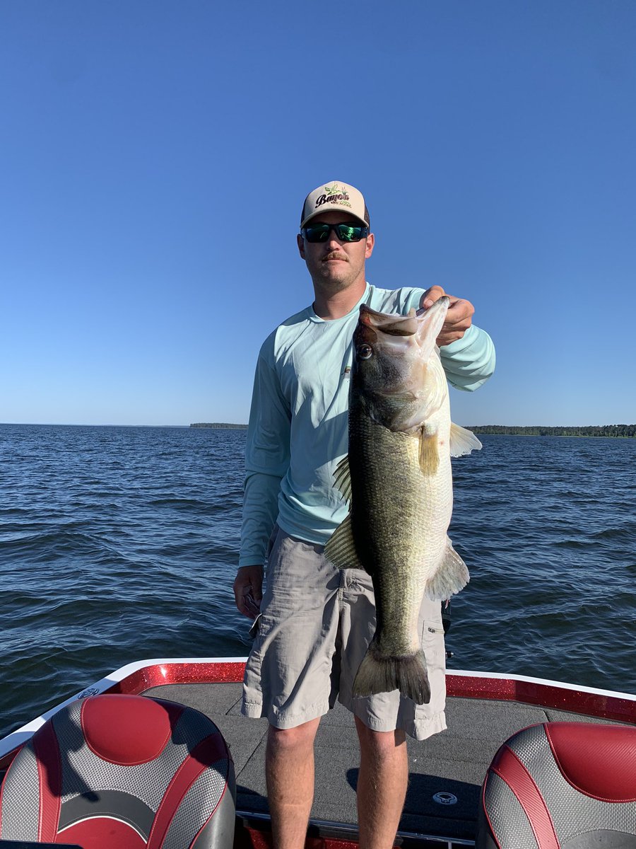 ccduckcall17's tweet photo. The offshore fishing on Rayburn is getting right and even ran into a 9 pounder!! https://t.co/dbnQYzkYuH