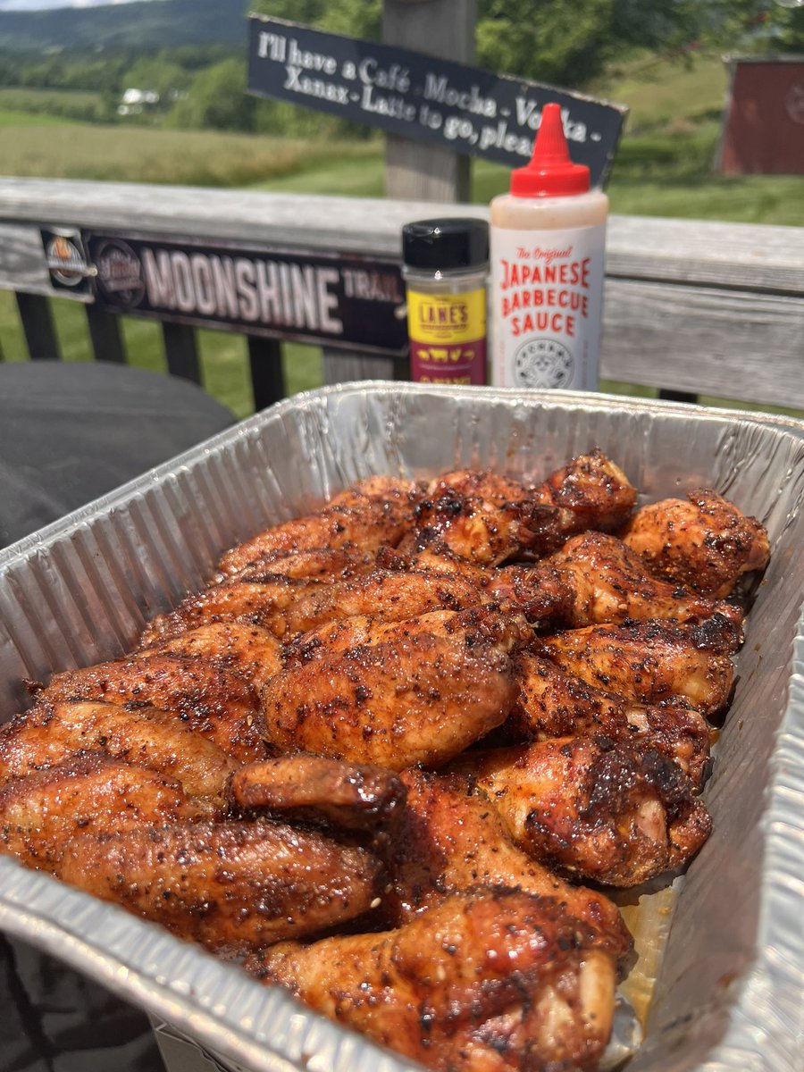 LunchinnG's tweet photo. Wings are 💣 https://t.co/ZBUnwNex6u