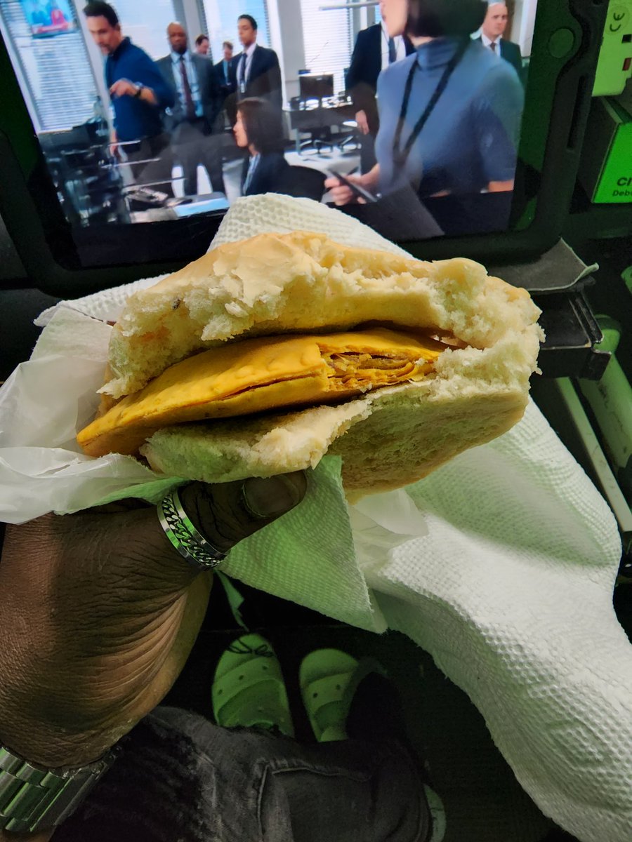 ItsmindofJson's tweet photo. I just killed 2 #beefpatties with #cocoabread https://t.co/u8pfsfczjG