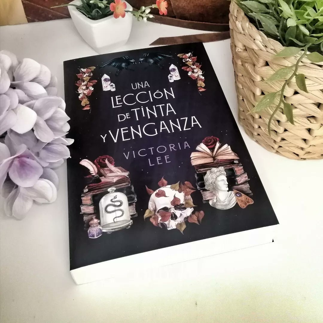 Blog_Literario_'s tweet image. Mucha atención a este libro, un thriller oscuro y retorcido sobre un internado centenario atormentado por su historia de brujería, y dos chicas muy cerca de desenterrar su pasado.
.
📘UNA LECCIÓN DE TINTA Y VENGANZA de Victoria Lee @umbrieleditores
.
amzn.to/3wNkpil
.
