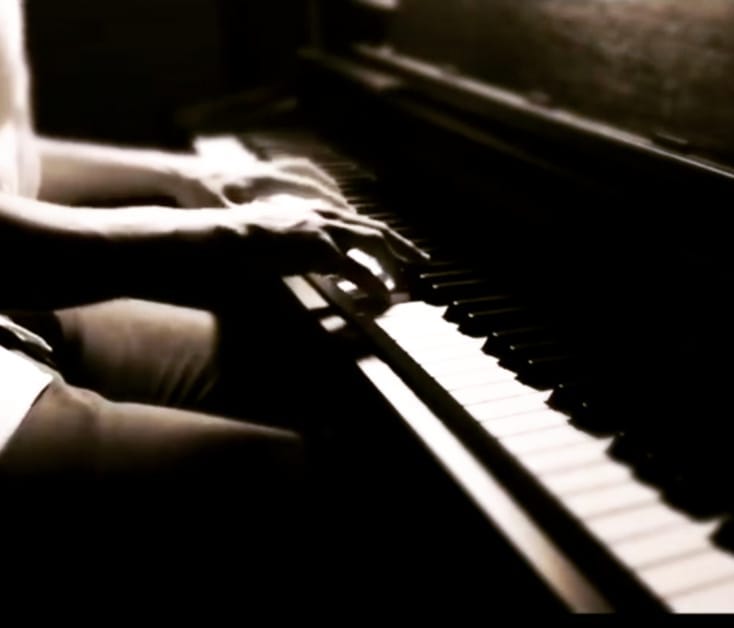 RafaTirre's tweet photo. Dejar libre una canción es dejar que encuentre la ruta y llegué al corazón... ❤️ Cada quien le pondrá significado y la hará suya, de eso se trata... El destino de una canción siempre será la gente.

 #piano #music #pianoplayer #pianomusic #musician #musiclife #composition https://t.co/krt4R6endM
