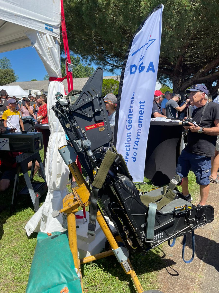 DGA's tweet photo. DGA Essais en vol, également présent au #RIHB, expose un panier lance roquettes instrumenté, un siège éjectable d'#Alphajet et un canot de sauvetage qui fait partie du kit de survie embarqué sous le siège 
#TerritoiresDéfense #NotreDéfense https://t.co/iSrPi20AHF