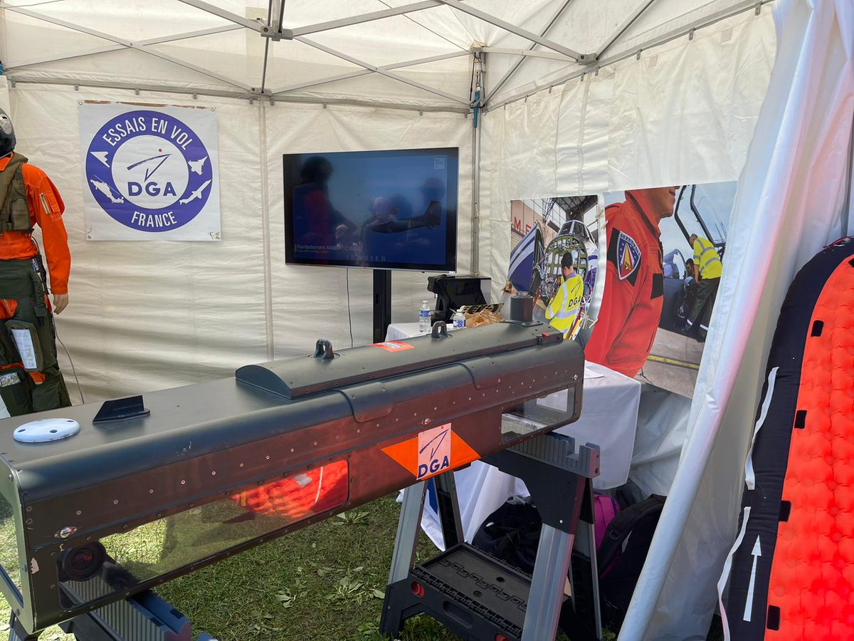 DGA's tweet photo. DGA Essais en vol, également présent au #RIHB, expose un panier lance roquettes instrumenté, un siège éjectable d'#Alphajet et un canot de sauvetage qui fait partie du kit de survie embarqué sous le siège 
#TerritoiresDéfense #NotreDéfense https://t.co/iSrPi20AHF