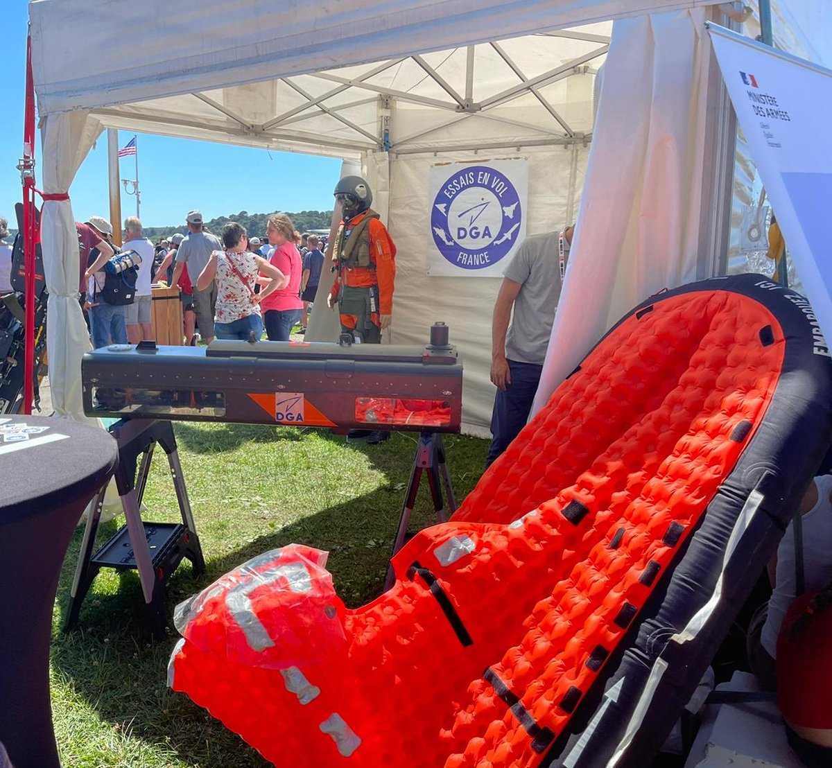 DGA's tweet photo. DGA Essais en vol, également présent au #RIHB, expose un panier lance roquettes instrumenté, un siège éjectable d'#Alphajet et un canot de sauvetage qui fait partie du kit de survie embarqué sous le siège 
#TerritoiresDéfense #NotreDéfense https://t.co/iSrPi20AHF