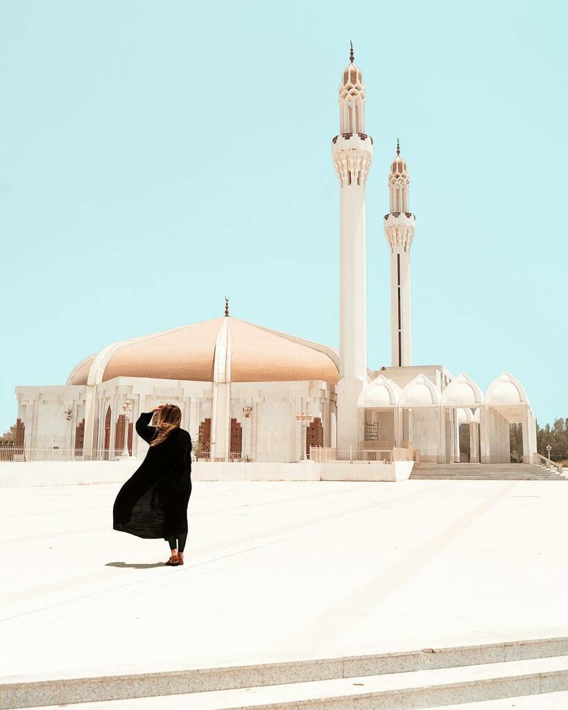 ⁣Minimalistic 🕌⠀
⠀
Some of our favourite scenes to shoot are clean, bright and open spaces, and the Hassan Enany Mosque in Jeddah gave us that opportunity. We loved the contrast of the white stone and the clear blue sky. ⠀
⠀
What are your favouri… instagr.am/p/CeGn8cHsFB_/