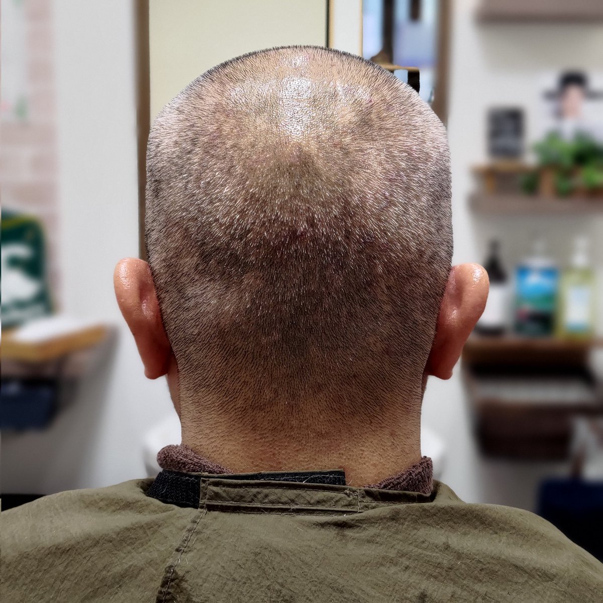 bb_furusawa's tweet image. 理容フルサワの神々しさをご希望いただき千葉からのご来店。

目指すはどの方向から撫でてもザラつかない肌触り。球体で凹凸もあるから難しいのですが。

とにかく完璧目指してひたすら剃る。これがまた楽しいんだな💈

#剃髪 #スキンヘッド #tonsure #剪发 #shaving 
#神々しきスキンヘッド