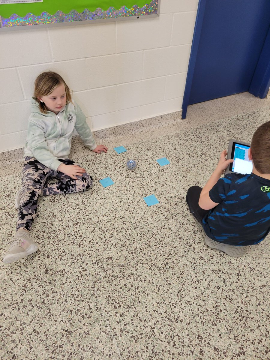 Mme_KReid's tweet photo. French is not a stand-alone subject! Tie in as many things as you can! We practiced coding using Spheros to follow directions. *minds were blown that we could do math in French! @RccdsbFSL #fsl #coding https://t.co/61xaEHrXhV