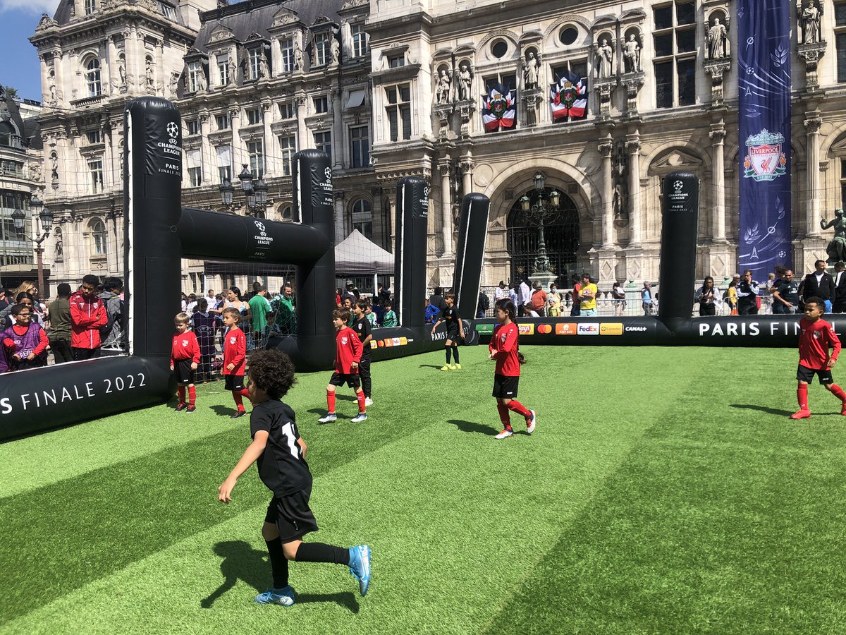 Sur le parvis de l’hôtel de ville <a href="/paris/">Paris</a> animation <a href="/ChampionsLeague/">UEFA Champions League</a> <a href="/PierreRabadan/">Pierre Rabadan</a> <a href="/Karim_Ziady/">Karim Ziady</a> <a href="/D75foot/">District de Paris de Football</a>