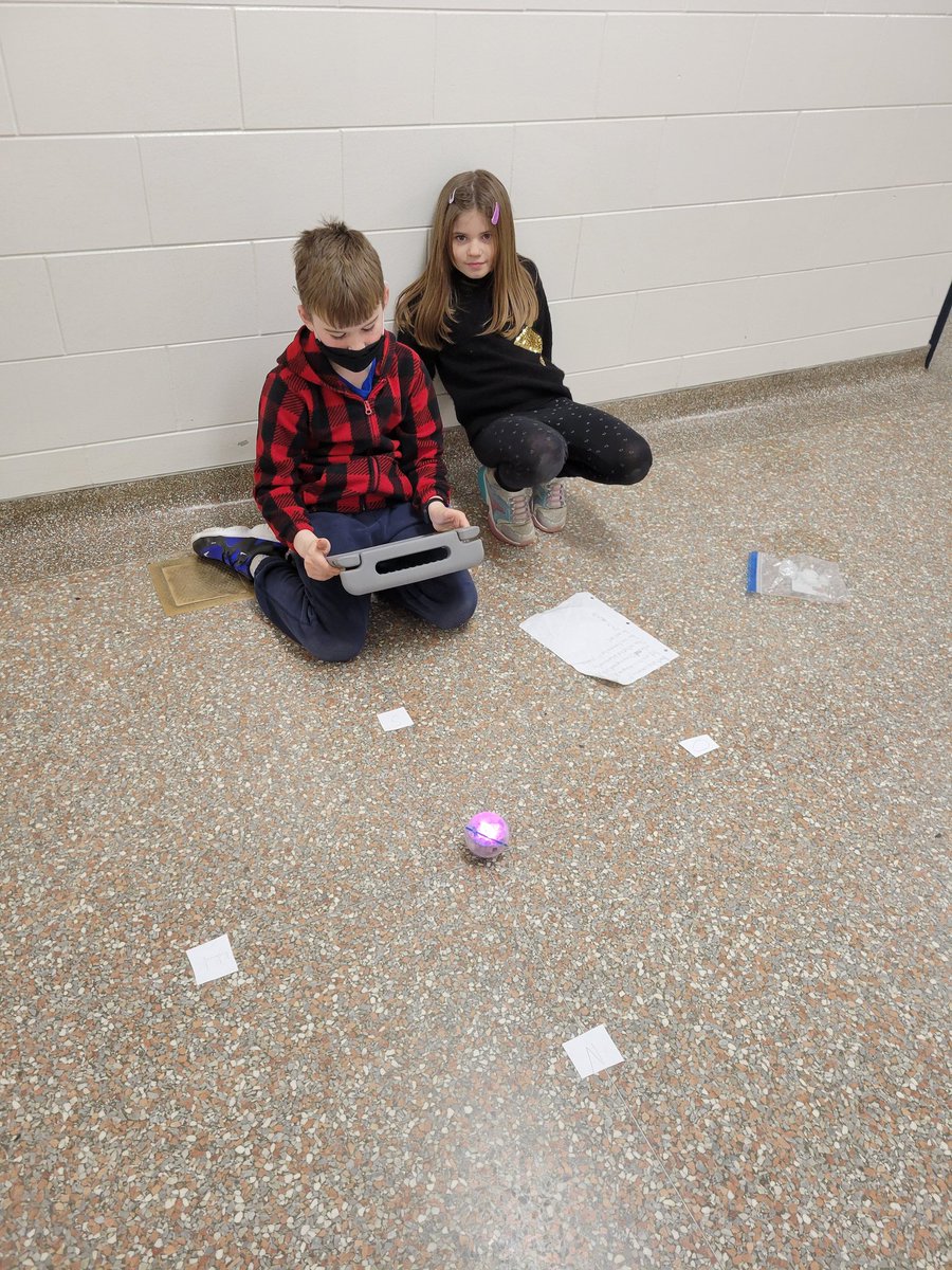 Mme_KReid's tweet photo. French is not a stand-alone subject! Tie in as many things as you can! We practiced coding using Spheros to follow directions. *minds were blown that we could do math in French! @RccdsbFSL #fsl #coding https://t.co/61xaEHrXhV