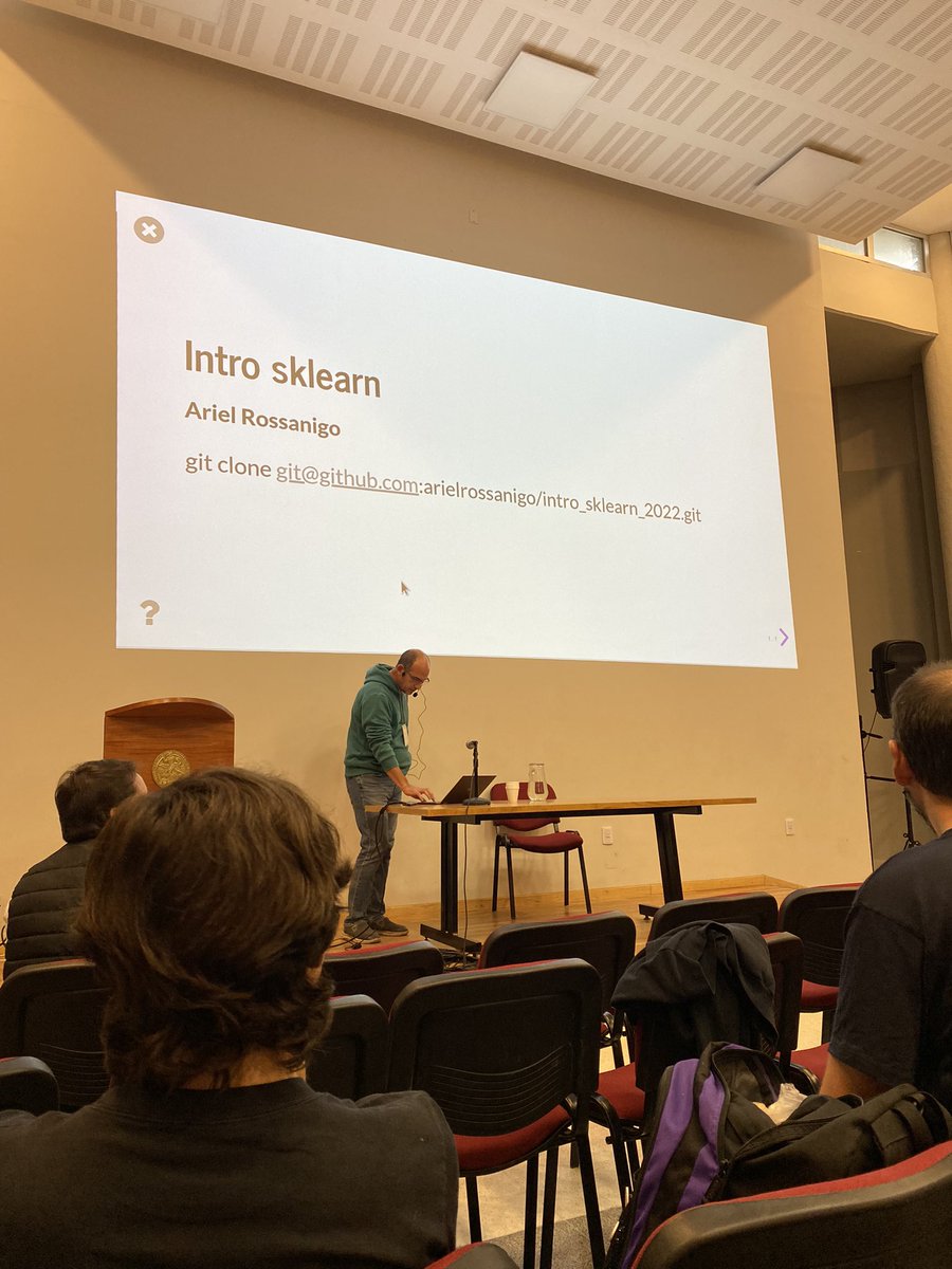 LoreDiorio's tweet photo. Intro a sklearn @ArielRossanigo #pydaysantafe https://t.co/TBm2IDQgKP