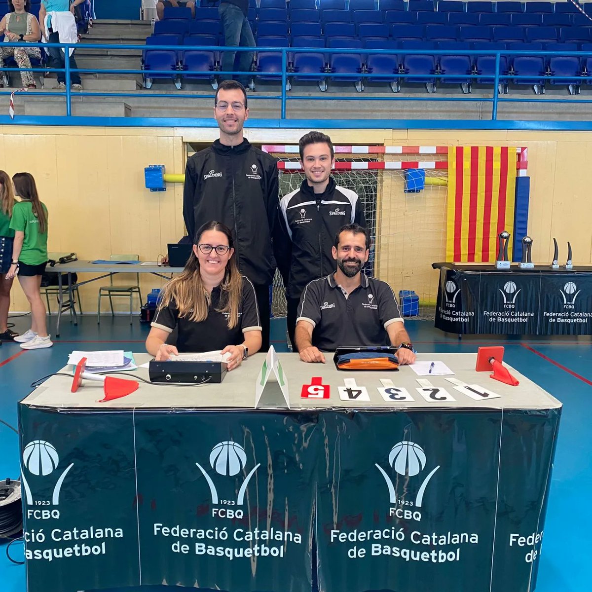 RTGirona's tweet photo. Equip arbitral de la fase final del Campionat Catalunya Infantil Interterritorial que s'està jugant a Roses. https://t.co/uj9MPUb368