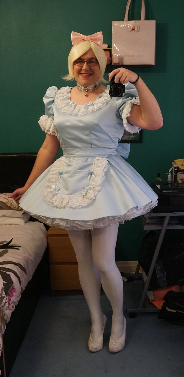 sarahb45's tweet photo. Just a reminder after a week of posting photos of myself in rubber...
I'm still a pansy

Shiny white tights, a satin sissy outfit, a locking steel collar and a bow in my hair... my happy place
#SissySaturday https://t.co/O4vkQwjatS