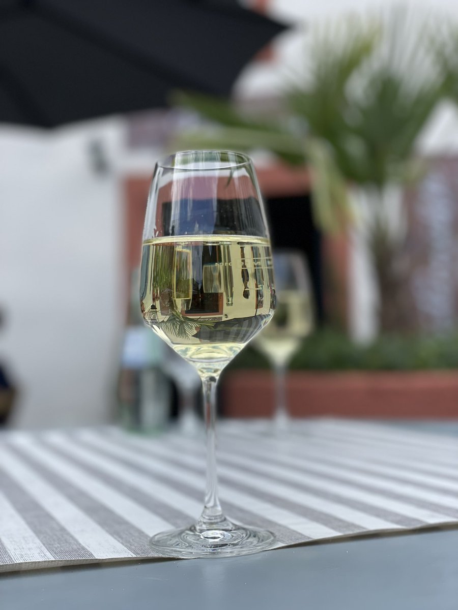Eifelralf's tweet photo. „Chardonnay in mei'm Glas“ #Maare #Mosel #Radweg #Siebenborn https://t.co/OX9Ah38zKG