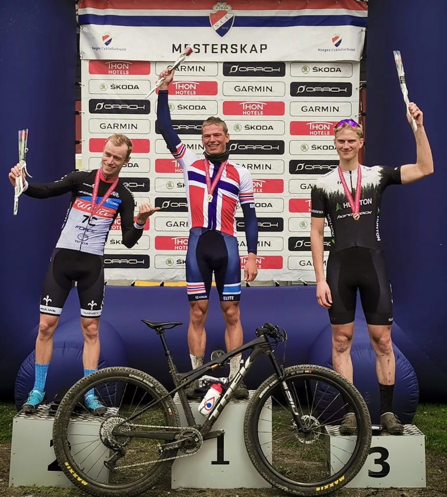 La #Wilier 7C Force è salita sul podio ai campionati norvegesi marathon con Ole #Hem, che al termine di una gara condotta all'attacco ha conquistato la medaglia d'argento.
Leggi la news: bit.ly/3zleHWX