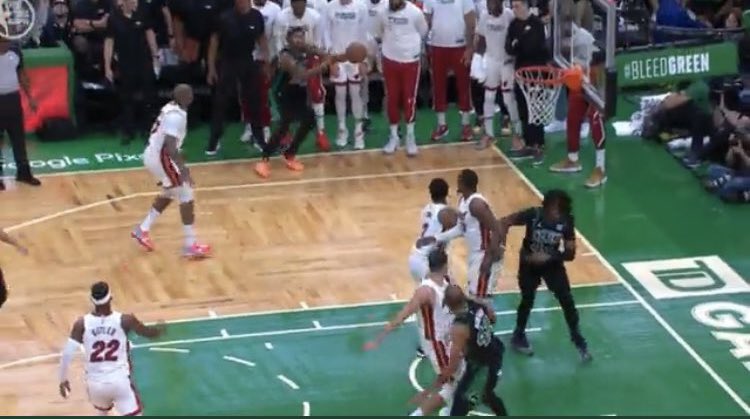 dnatster's tweet photo. Good defense by the heat bench @NBA 😏 https://t.co/rZrEyo7hF2