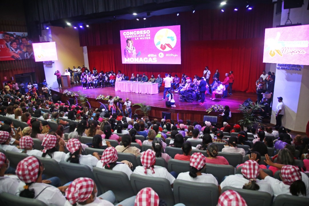 anafuentespsuv's tweet photo. Hoy junto al gobernador @ErnestoLunaPsuv  estuve presente en el Congreso Venezolano de la Mujer, Capitulo Monagas, acompañando a la ministra del Poder Popular Para La Mujer y la Igualdad de Género, @DivaObrera.

https://t.co/lBGPaFxtUZ

@NicolasMaduro https://t.co/LuuuUcKDCe