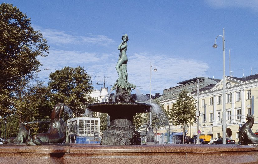 Upeaa #Suomi 🇫🇮 Finaalissa ollaan 💪🏻. Toivomme Suomelle kultaa ja Havis Amandalle rauhaa. Manta ei ole tässä välissä nuorentunut, eikä edelleenkään kestä kiipeilyä. Mitalijuhlien varalta Manta saa suojakseen vaneriaidan.