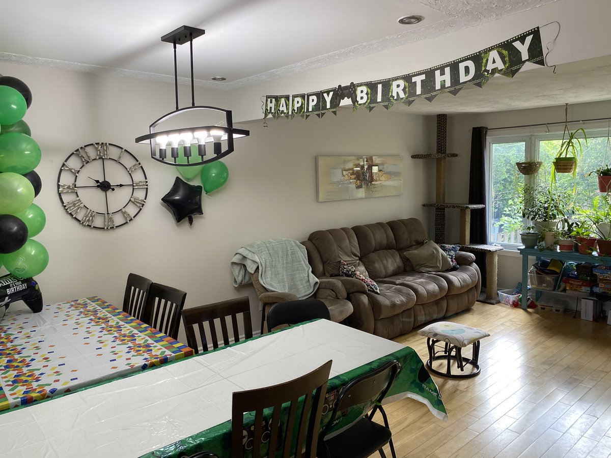 Game time!! 🎲🥳🎯
I’ve always been a little intense when it comes to my kids’ birthdays. I love to surprise them with a little party that fits with them. Now, I’m waiting for 10 8 years old kids and we are having someone that will come and entertain them with board games!