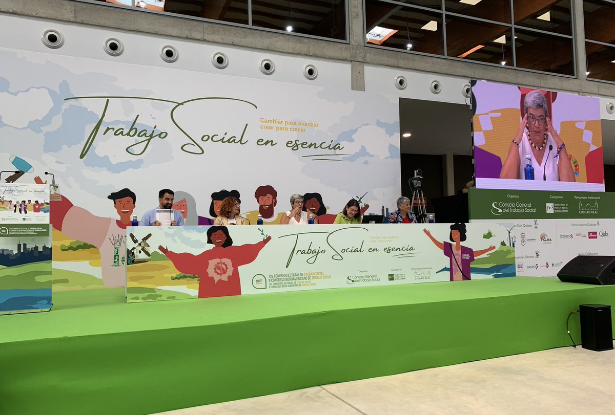 ‘Construir un nuevo mundo ecosostenible, que no deje a nadie atrás conlleva un cambio radical del eje vertebrador del sistema actual’. En #CongresoTS. Mesa: Construyendo un mundo ECOSOCIAL desde el #TrabajoSocial con <a href="/mjaguilaridanez/">María José Aguilar Idáñez 🔻</a>