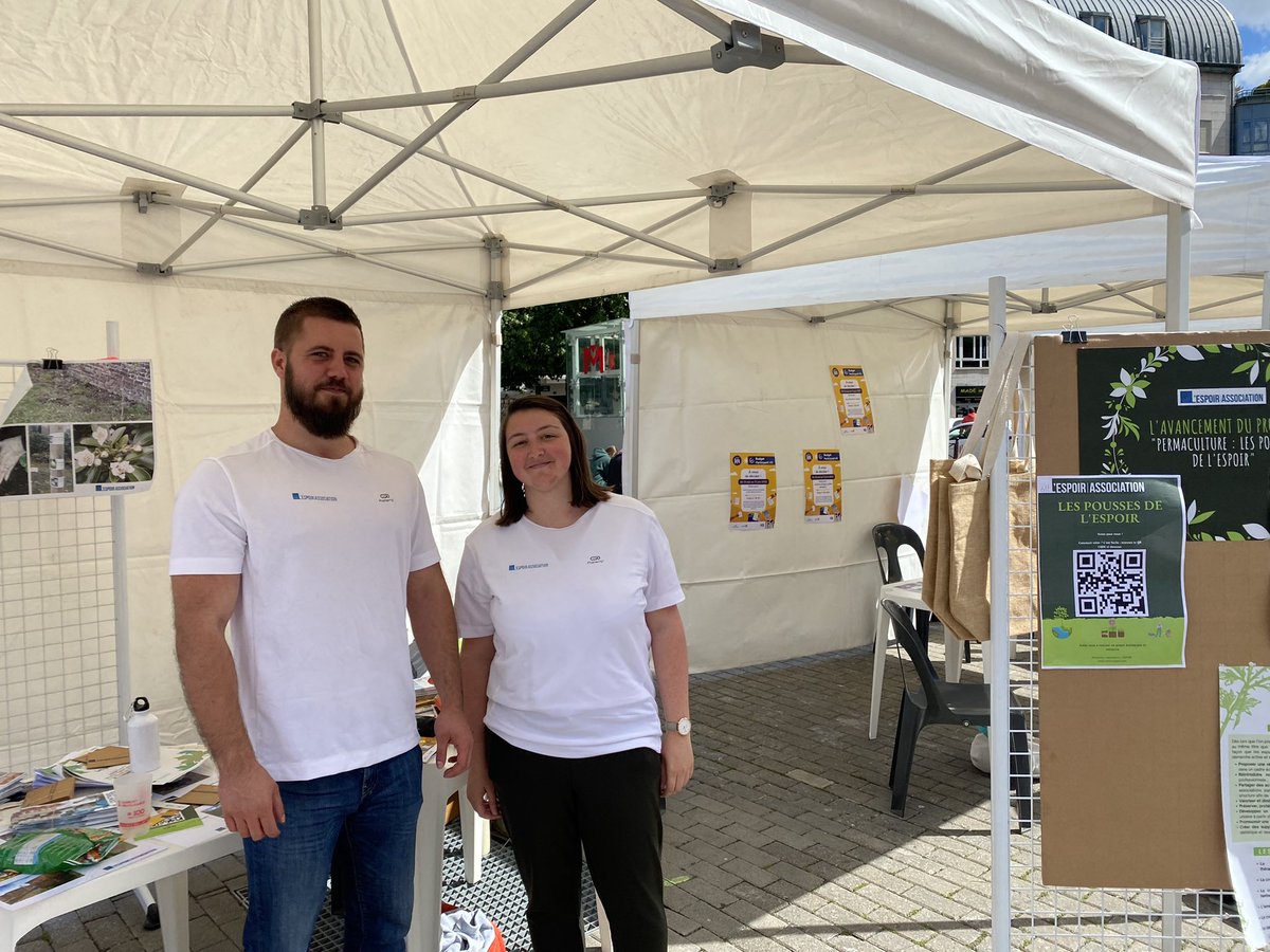 Andréa et Rémy portent notre projet « Les pousses de L’Espoir » place Rihour dans le cadre du financement participatif de la Ville de Lille !  Votez pour nous 😊 #Permaculture #agriculture #SSR #Chantier #association