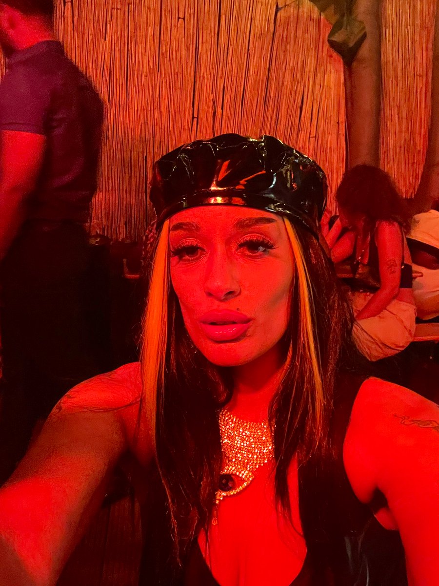 RoxyMSAdvocate's tweet photo. About Last night your friendly MS advocate went outside to a club for the first time since the pandemic 😱 . #aboutlastnight #adaptablefashion #disabledmodel #disabledfashion #icon #fashionstylist 
Featuring @neowalksticks https://t.co/bZNjutbapK