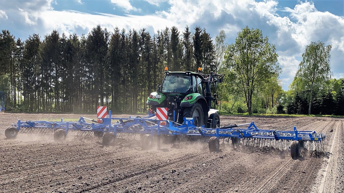 CARRÉ PRESSIUS Präzisionsstriegel | precisiewiedeg youtu.be/qkwML06wcUs via <a href="/YouTube/">YouTube</a>