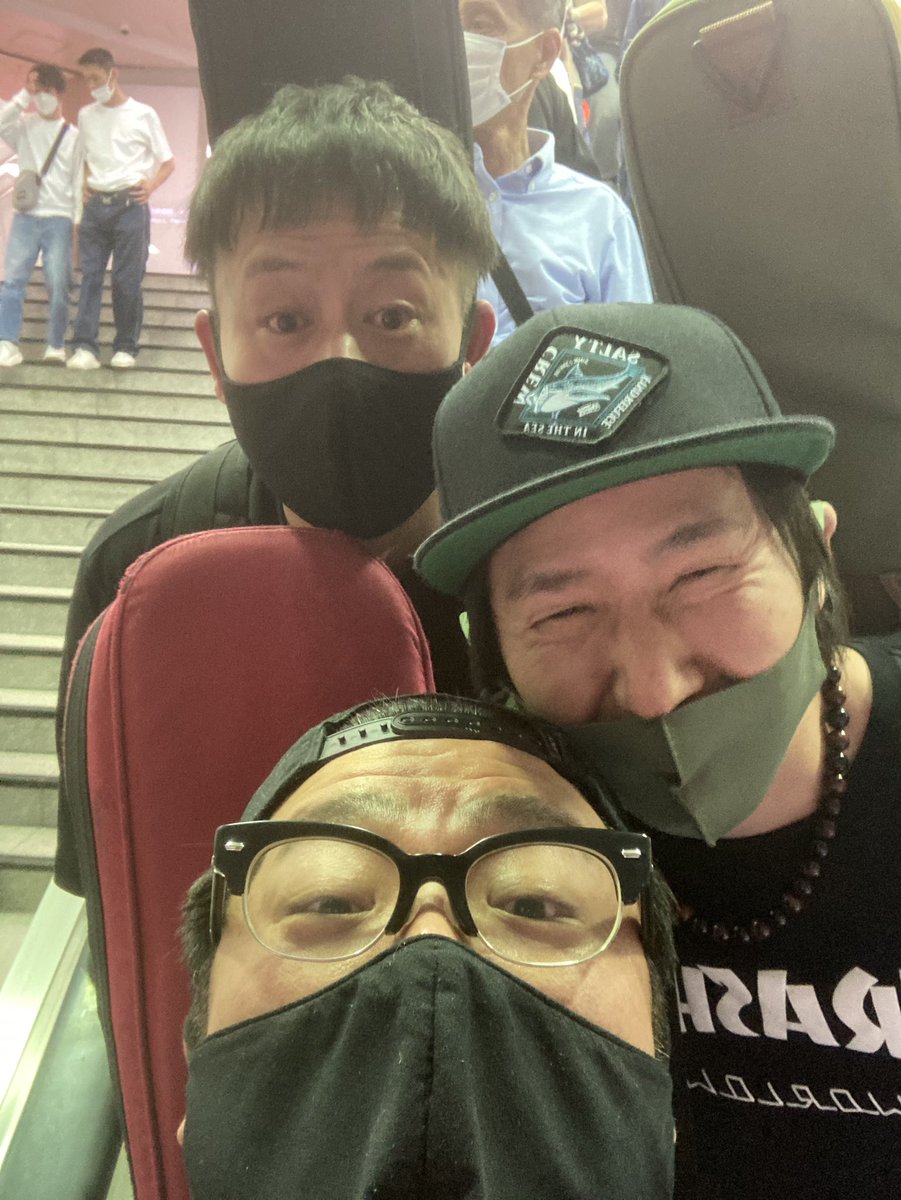 NOY_003's tweet photo. 今日はNOT OVER YETでスタジオ

久々のVanessaの登場で

スタジオ終わりに居酒屋ライドンで

最後は竿陣でパシャリ

NOT OVER YET、本当に良いバンドなので、是非観に来てください

さらば！

#NOTOVERYET
#みんな大好きだえ https://t.co/Zp58BkeqCt