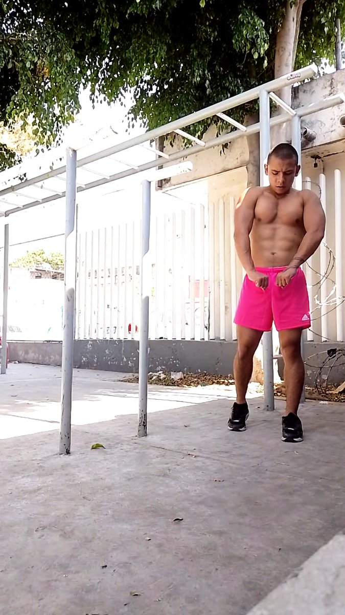 brainhort's tweet photo. 🥵🥵

#calistenialgbt #calistenia #Chacal https://t.co/1LW0r66DHR