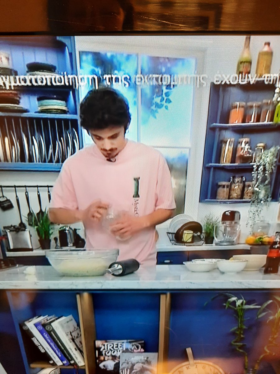 piou_pia's tweet image. Κοίτα αφοσίωση το μωακι μας ..🤣🤣🤣😉❤❤ #Sasmos #Kitchenlab