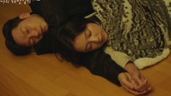 ssonskk's tweet photo. FUCKING HELL I CANT TAKE IT ANYMORE HIS HAND AS HER PILLOW, HER HAND OVER HIS, AND HIM FREAKING SPOONING MIJEONG AND HUGGING HER FROM BEHIND AHHHHHH

#MyLiberationNotes 
#MyLiberationNotesEp15 https://t.co/7VVyCh2y68