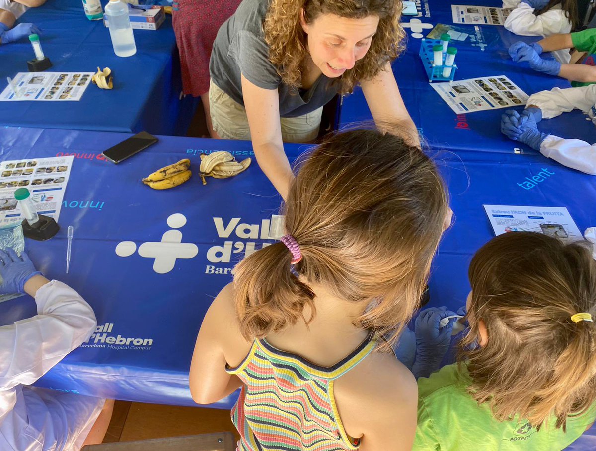 Professionals de Vall d'Hebron estan participant aquest cap de setmana a la 15a #FestadelaCiència 🔬 Hem començat amb el taller sobre ADN 🧬 a càrrec de la Dra. <a href="/annasantam/">Anna Santamaria</a>, investigadora del <a href="/VHIR_/">Vall d'Hebron Institut de Recerca</a>, on han descobert la importància de l'ADN a partir d'un plàtan 🍌 #FemVHambTu
