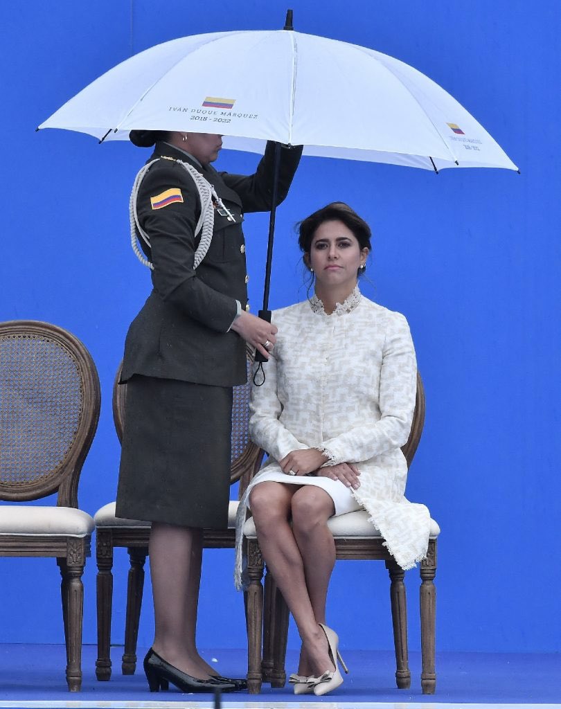 abrahamkatime's tweet image. Si de algo estoy seguro, es que nuestra próxima primera dama va a ser capaz de cargar su propia sombrilla.