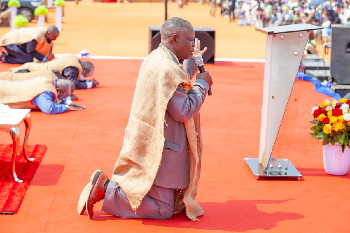 ItsIsaac_Snr's tweet photo. From the Top to the Lowest. From Children to the Top Government Official, All of them have GATHERED in Campo  Mario Santiago Stadium in LUANDA, ANGOLA with one AGENDA to BRING a National Repentance before the LORD.

What have you LEARNED?.

#AngolaRepents https://t.co/IFcMI98inN