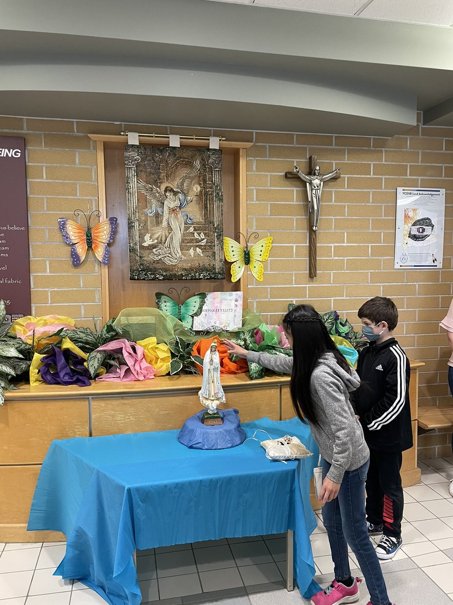 Ceremony of the crowning of our Lady of Fatima! We celebrate our faith as a community. <a href="/laurasawicky/">Laura Sawicky</a> <a href="/DomenicScuglia/">Domenic Scuglia -</a> <a href="/ElizabethCrowe_/">Elizabeth Crowe</a> <a href="/ycdsb_AST/">YCDSB Active School Travel</a>