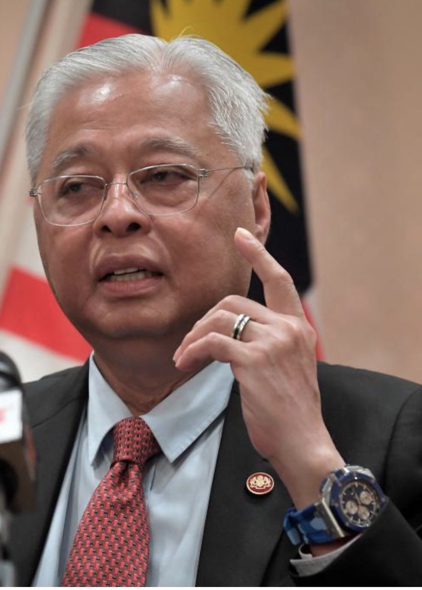 basmelssen's tweet photo. @limkitsiang @limkitsiang everyone is talking about his 5k shirt but he’s wearing a 275k AP watch! 🤣 https://t.co/FV8PKboYJk