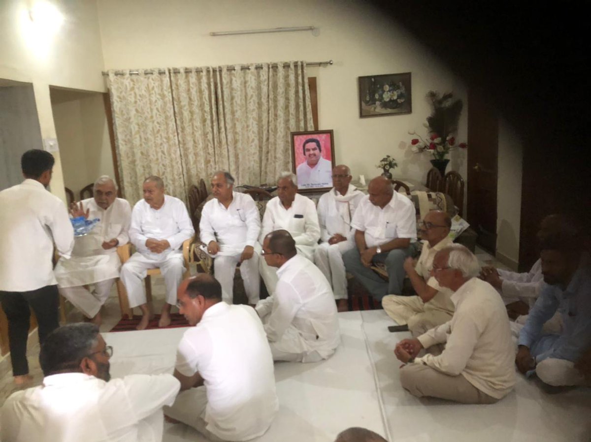 KuldpSharma57's tweet photo. पूर्व मुखयमंत्री चौ भूपेंद्र सिंह हुड्डा जी  के साथ पूर्व विधानसभाध्यक्ष कुलदीप शर्मा जी ने सिरसा में पूर्व मंत्री जगदीश नेहरा जी के सुपुत्र सुरेंद्र नेहरा के निधन पर आज उनके निवास स्थान पर पहुंचकर श्रद्धांजलि दी व शोक संवेदनाएं व्यक्त की। https://t.co/yGEV9ApkiS