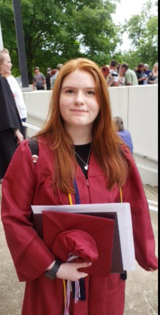 mdr37129's tweet photo. @Iluvfastracks @CampingWorld My Grand daughter graduated yesterday  as well https://t.co/XGMODGe4PU