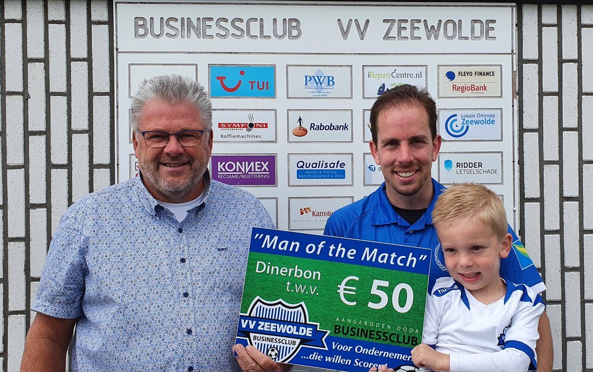 Man of the Man <a href="/vvZeewolde/">vvZeewolde</a>- vv ONA'58 (4-0): Ronald Hoek! (<a href="/hoekronald/">Ronald Hoek</a>) <a href="/BertKamsteeg/">Kamsteeg</a> overhandigd de dinerbon die te verzilveren is bij sponsor Grand Cafe The Lux.