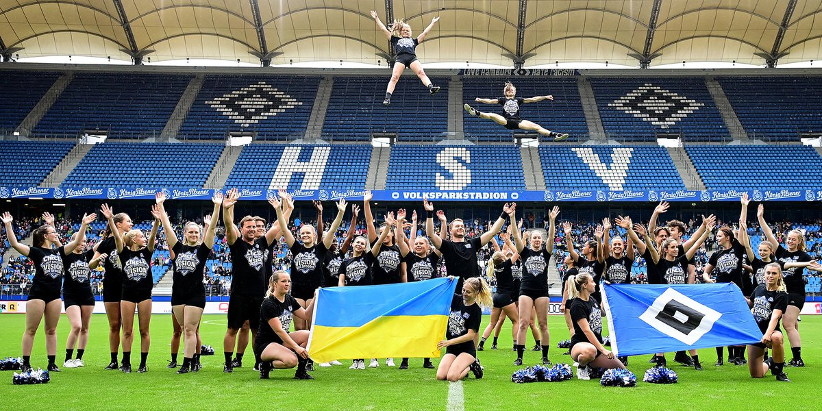 hsv_ev's tweet photo. 1⃣6⃣ Tore und ein wichtiges Zeichen: STOP WAR! 💙💛 Neben einem torreichen Spiel bot auch das Rahmenprogramm beste Unterhaltung: Vor dem Spiel hatte die Abteilung #HSV-Cheerleading einen großartigen Auftritt, in der Halbzeit sorgte Johannes #Oerding für einen Gänsehaut-Moment🎶🕊 https://t.co/iWCqZItHvN