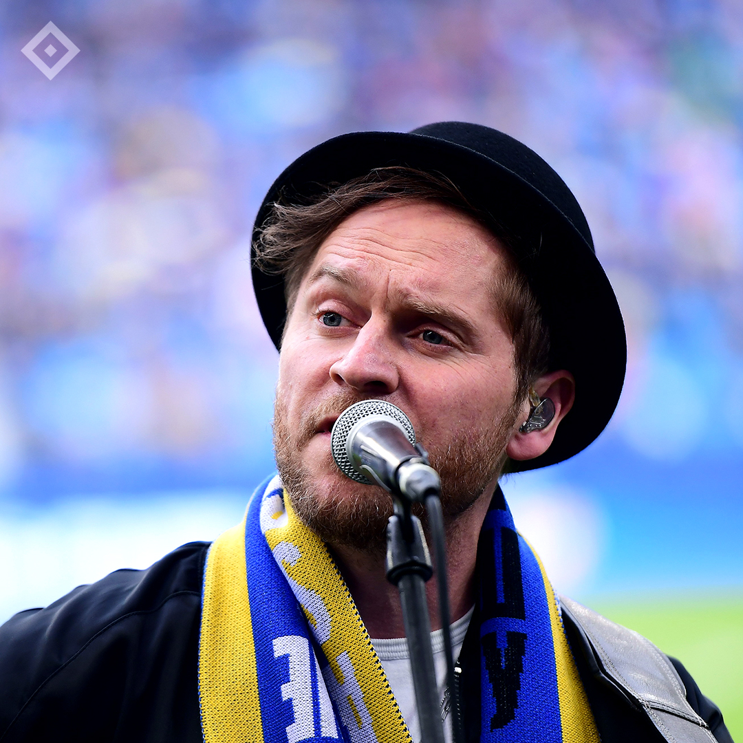 hsv_ev's tweet photo. 1⃣6⃣ Tore und ein wichtiges Zeichen: STOP WAR! 💙💛 Neben einem torreichen Spiel bot auch das Rahmenprogramm beste Unterhaltung: Vor dem Spiel hatte die Abteilung #HSV-Cheerleading einen großartigen Auftritt, in der Halbzeit sorgte Johannes #Oerding für einen Gänsehaut-Moment🎶🕊 https://t.co/iWCqZItHvN