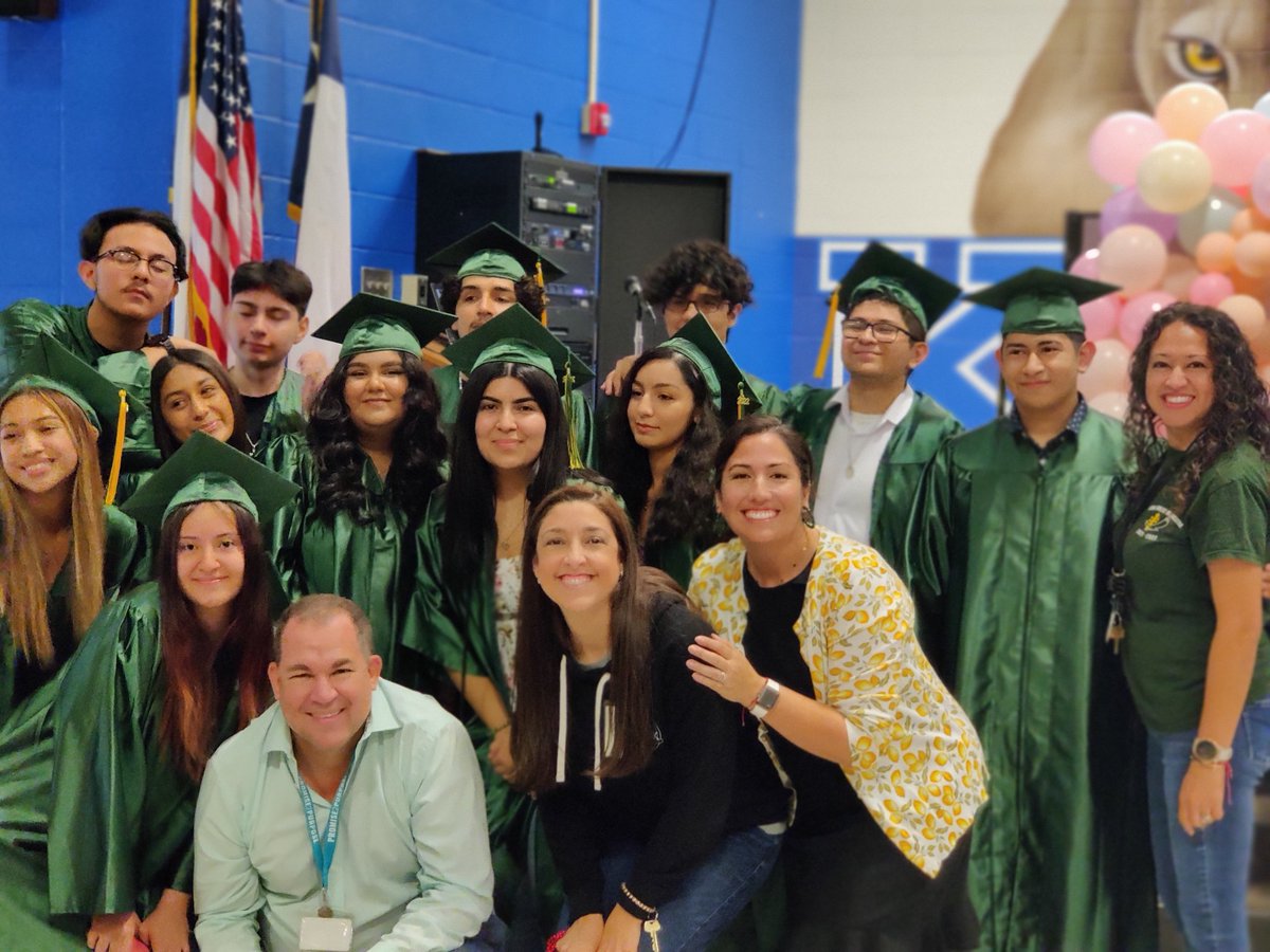 nvarteaga's tweet photo. Congratulations!!! #forestgrad22 https://t.co/xRPXKaqDOw