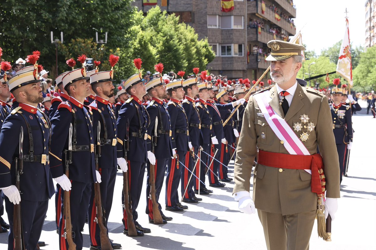 Reservista_Vol's tweet photo. Feliz #DiaDeLasFuerzasArmadas querido compañeros. 
¡Viva España! 🇪🇸 https://t.co/uaE96Mc5wY